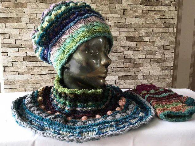 Handgestrickte Mütze und passender Kragen in Blau- und Grüntönen