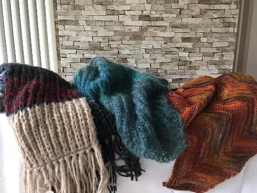 Handgefertigte Schals und textile Accessoires in verschiedenen Farben