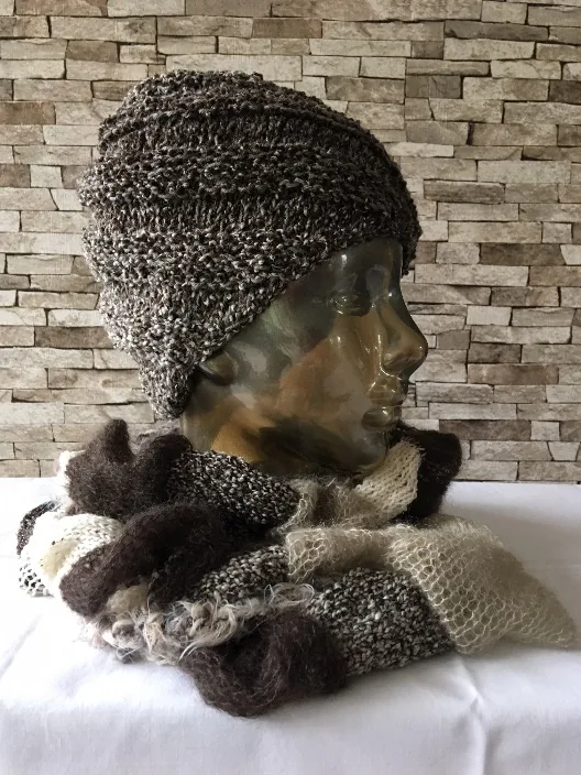 Handgestrickte Mütze mit passendem Schal in Naturtönen