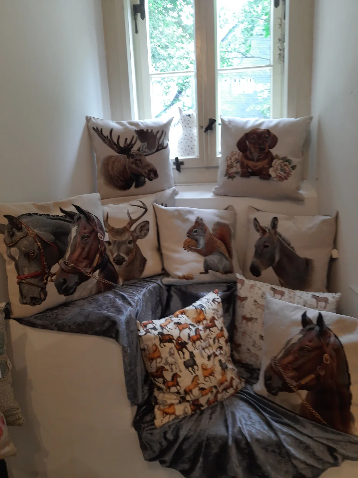 Textile Taschen und kleine Wohnaccessoires in der Kammer