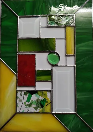 Geometrisches Tiffany-Glasbild in Grün, Weiß und Rot
