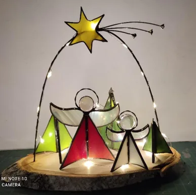 Beleuchtetes weihnachtliches Tiffany-Glasobjekt