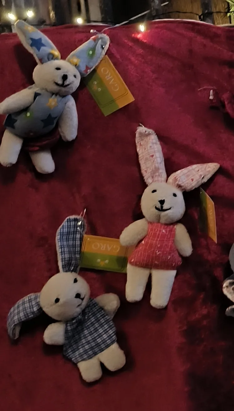 Mehrere kleine handgefertigte Stofftiere