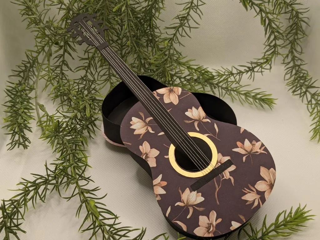 Detailansicht einer Gitarren-Geschenkbox mit floraler Gestaltung