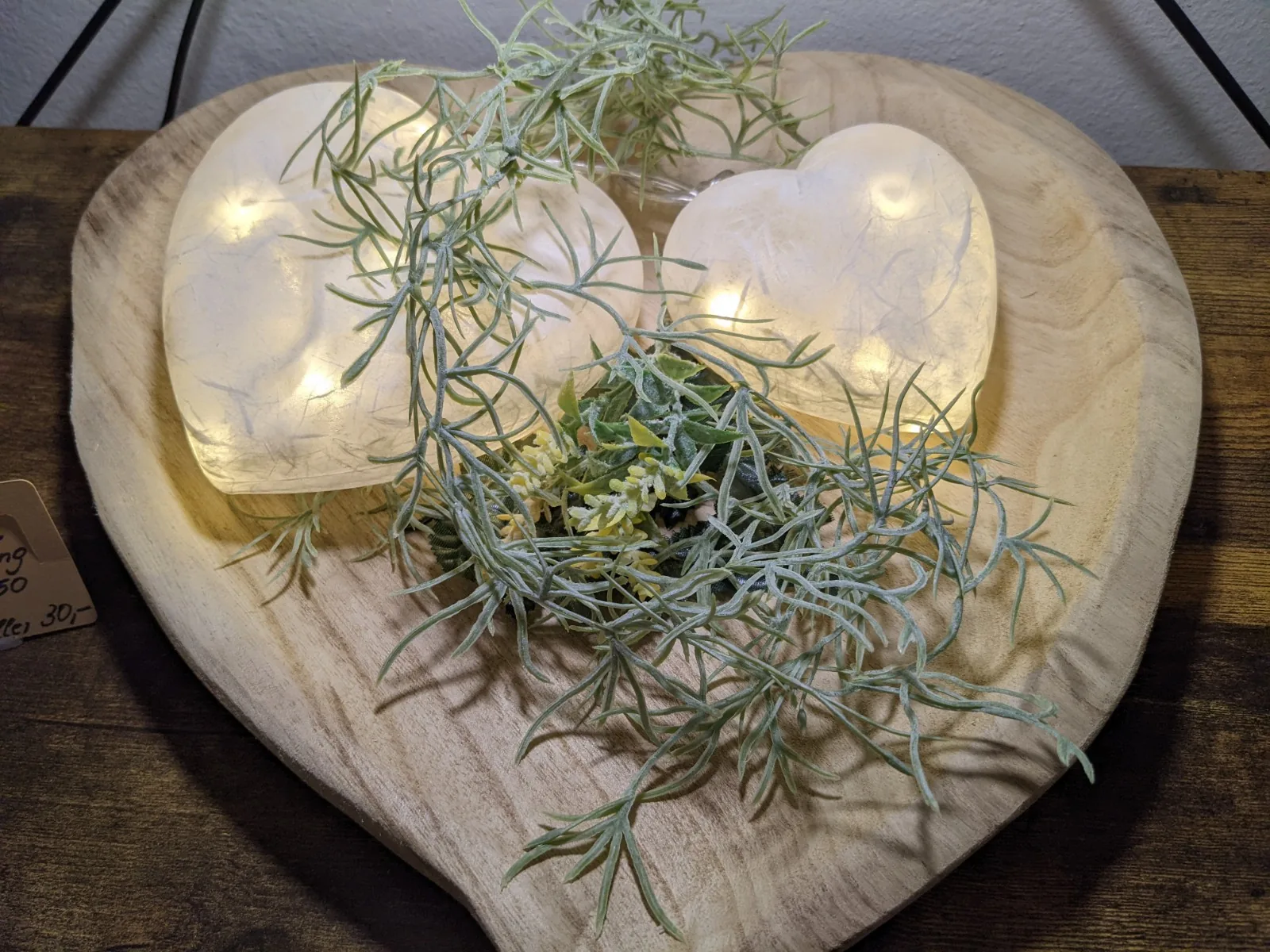 Herzförmige Schale mit Lichtkugeln und feiner Dekoration