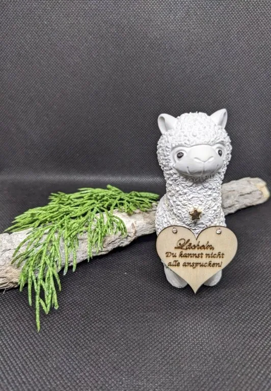 Kleine Lama-Figur als liebevoll gestaltete Geschenkidee