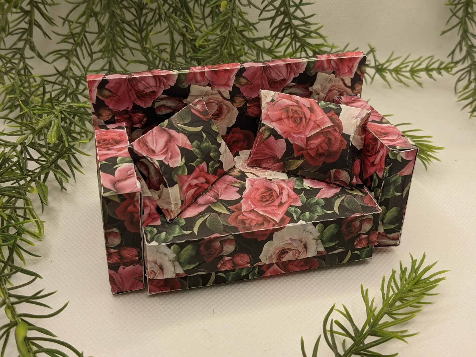 Geschenkverpackung in Form eines Sofas mit Rosenmuster